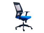 Cadeira rocada de escritorio com bracos forrada em tecido azul e encosto em polimero preto