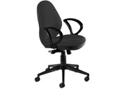 Cadeira de escritorio rocada com bracos cor preto diametro base 700 mm apoio de costas de 500 mm x 470 mm.